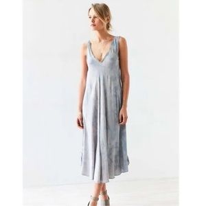 UO Silence + Noise Cassidy Slip Dress Dye-Tech Midi Relaxed‎ V Neck Blue …
